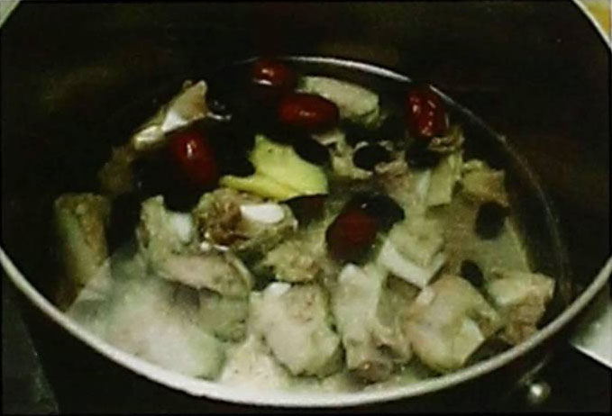 黑豆红枣排骨汤的做法