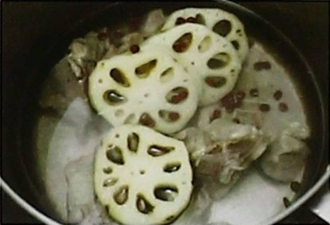 莲藕赤小豆猪踭汤的做法