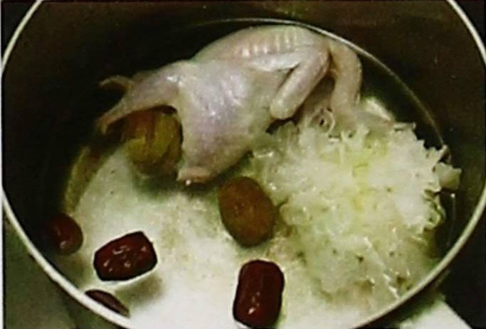 红枣银耳鹌鹑汤的做法