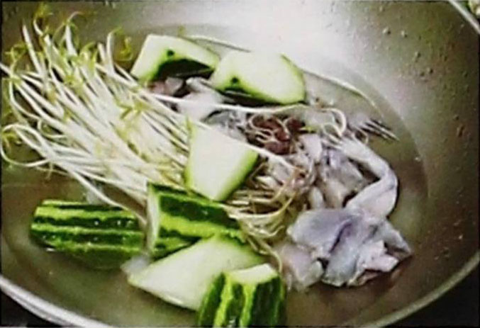 丝瓜银芽田鸡汤的做法