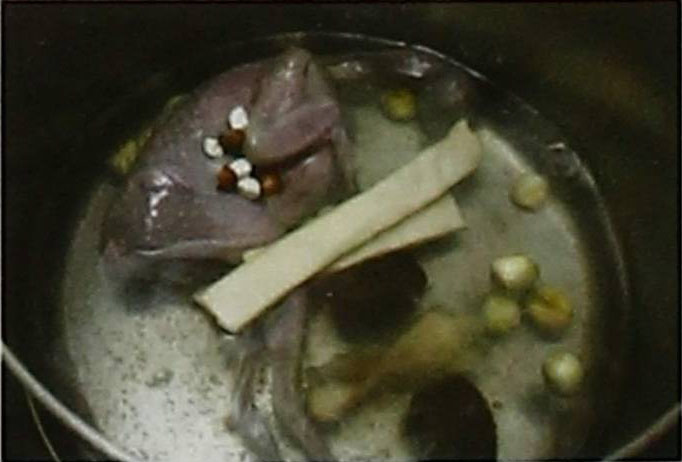 莲子芡实鹌鹑汤的做法