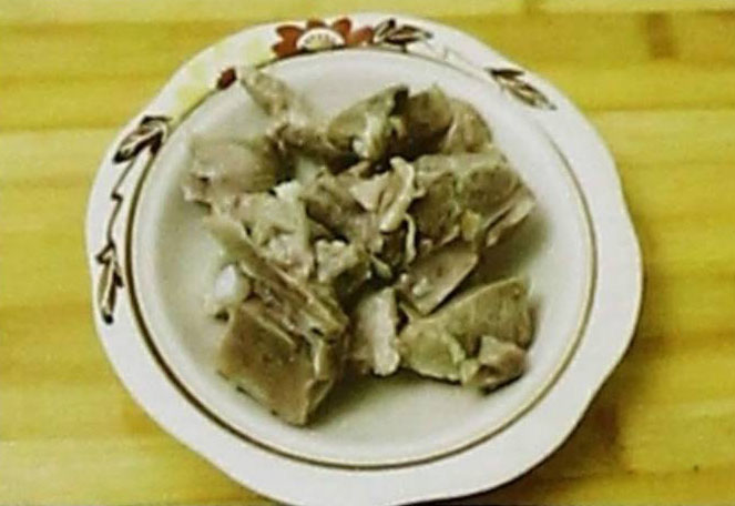 白背叶根猪骨汤的做法