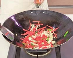 胡萝卜炒鸡丝的做法
