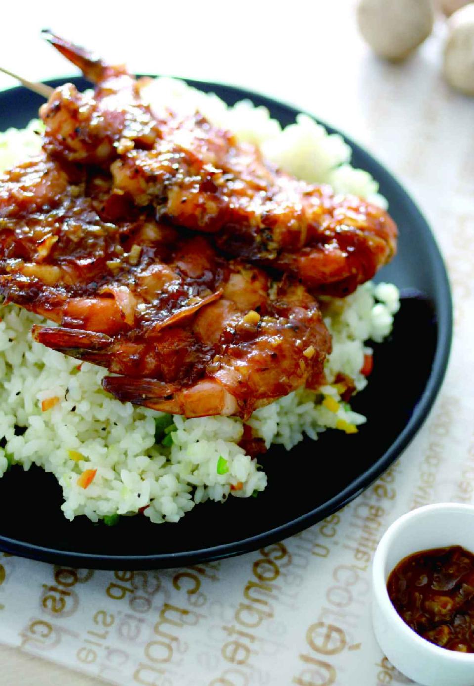 烤箱美味：烤虾串和炒饭