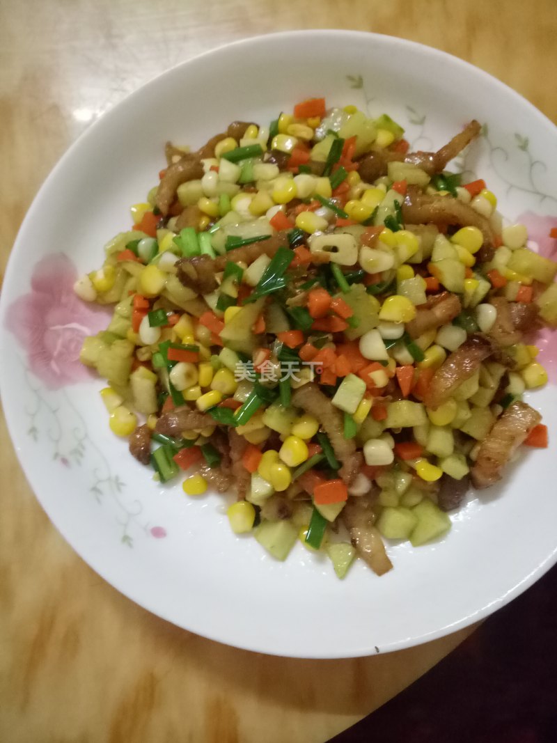 胡萝卜玉米黄瓜炒五花肉