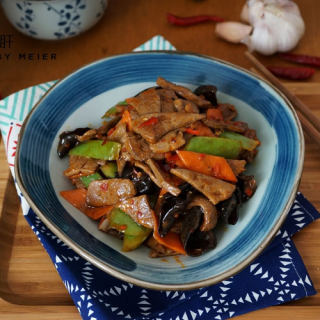老年人保证合理膳食，提高抵抗力