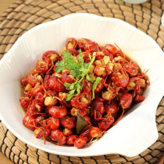 夏天街边撸串，小龙虾可以吃头吗？