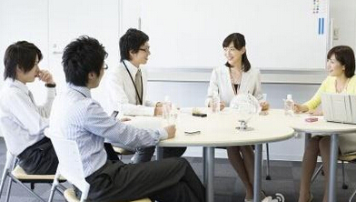 老板身旁常有个厉害的拎包人