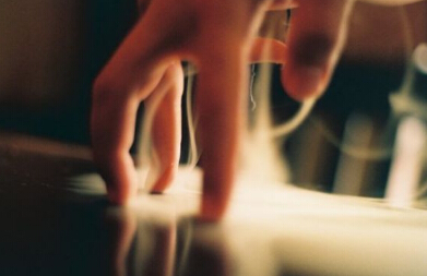 眼是笨蛋，手是好汉